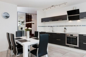 Riverside Apartment with Balcony by Noclegi Renters, Świnoujście